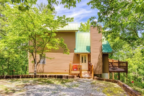 Wears Valley Cabin with a View "Heavenly Gaze" - Parking area