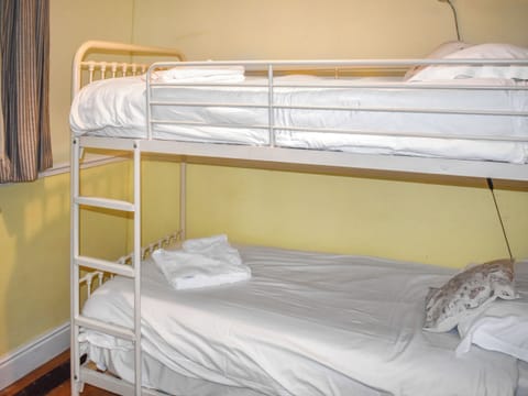 Twin bedroom | Manor Cottage, Ilfracombe