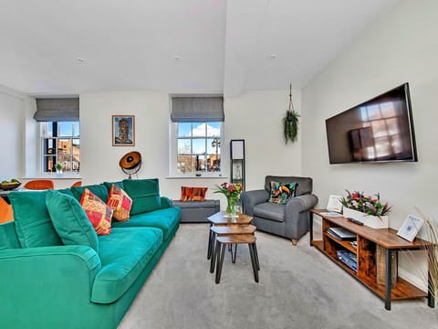 Wall, Apartment, Furniture, Interior Design, Home, Couch, Living Room, Picture Frame