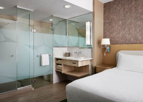 Unit with 1 King size bed. Exact unit will be assigned upon arrival. Views, colors and decor may vary.