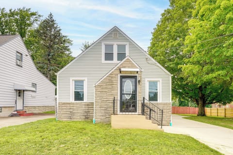 Youngstown Vacation Rental | 3BR | 1.5BA | 1,284 Sq Ft | 1 Step to Enter