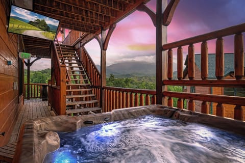Two hot tubs for the ultimate mountain relaxation