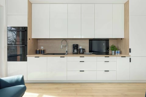 The modern, fully equipped kitchen makes it easy to prepare homemade meals in comfort.