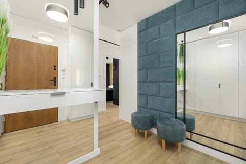 Large mirrors and light walls visually expand the space and add a sense of airiness.