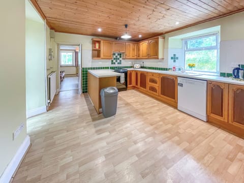 Kitchen area Well equipped kitchen with separate fridge and freezer, Electric cooker with 4 hobs, Dishwasher, toaster, Electric kettle, hand whisk and blender | Hafod Fach - Hafod Grove and Fach, Moylegrove near Ceibwr Bay