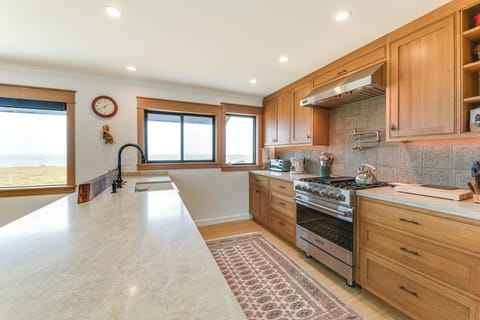 Kitchen | Keurig & Drip Coffee Makers | Dishwasher | Cooking Basics