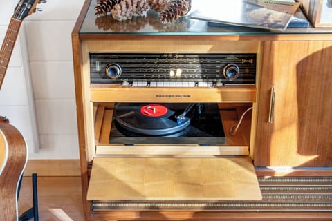 Vintage music console (Vinyl & bluetooth) (2)