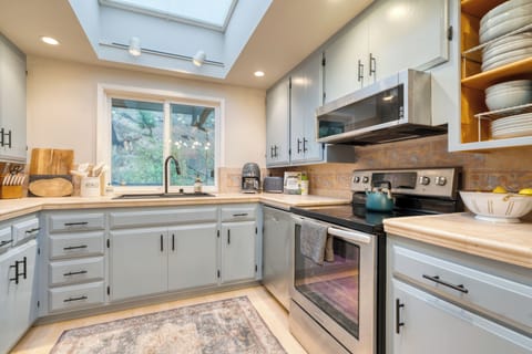 Fully equipped kitchen with everything you need, including a premium coffee set.