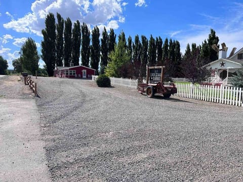 Entrance of the drive to the house
