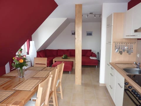 Küche mit Blick ins Wohnzimmer