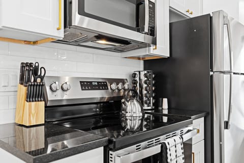 Cook like a pro in this stylish kitchen with ample counter space and a full knife set.