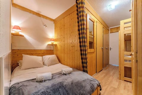 Cozy Alpine bedroom in the heart of Val Thorens, perfect for restful nights after skiing the 3 Vallées ❄️⛷ Ideal for couples or small families seeking a true mountain escape.
