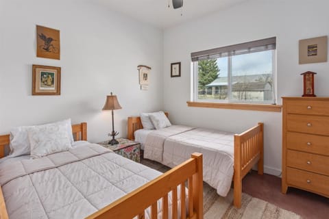 Bedroom 2, twin beds.
