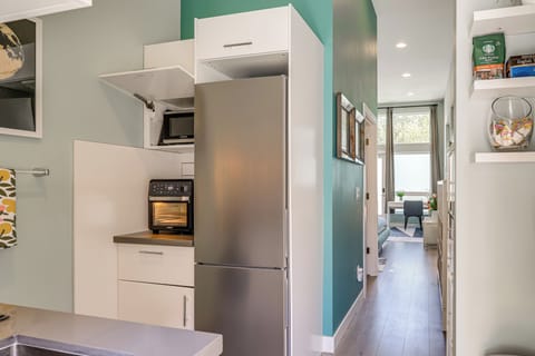 Kitchenette | Air Fryer/Grill | Washer/Dryer