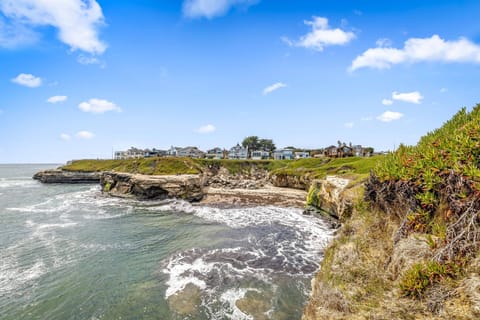 Welcome to "Cliff House". Oceanfront in Santa Cruz!