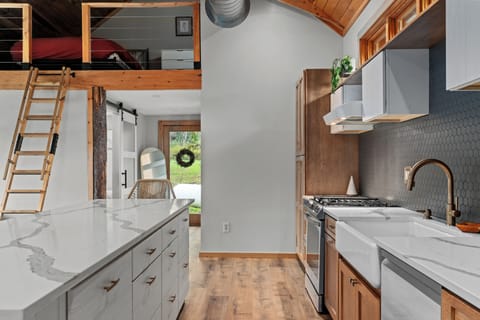 Lots of room in the kitchen for cooking 