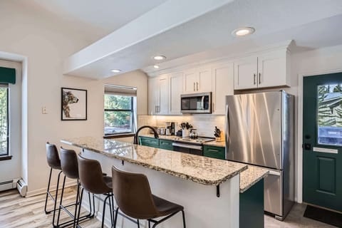 Breakfast bar with seating for 4