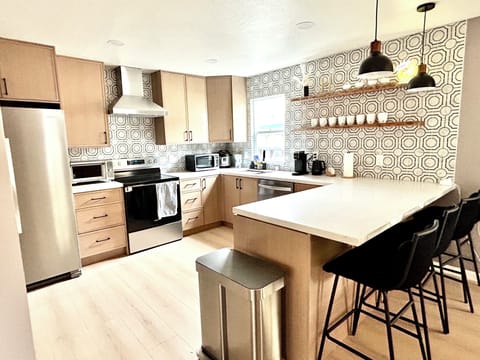 Fully-equipped Kitchen with peninsula
