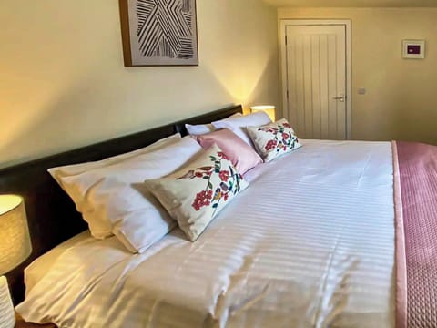 Double bedroom | Muckle Green Holm - Shaalder Apartments, Kirkwall
