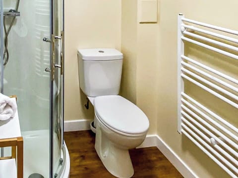 Bathroom | Muckle Green Holm - Shaalder Apartments, Kirkwall