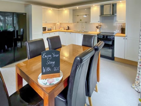 Kitchen | Broad Holidays - Townhouse - Broad Street Gardens Apartments, All Orkney Islands