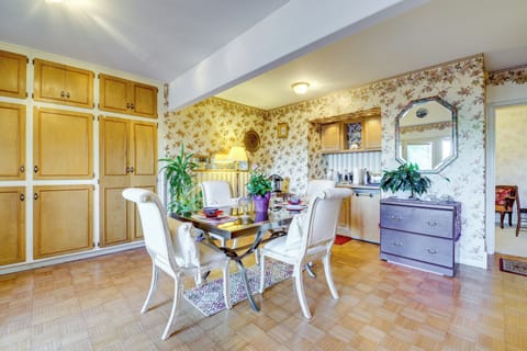 Dining Table | Dishware & Flatware