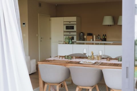 Holiday Home in Halle: Fully equipped kitchen and dining space – Modern kitchen with all appliances, perfect for home-cooked meals.