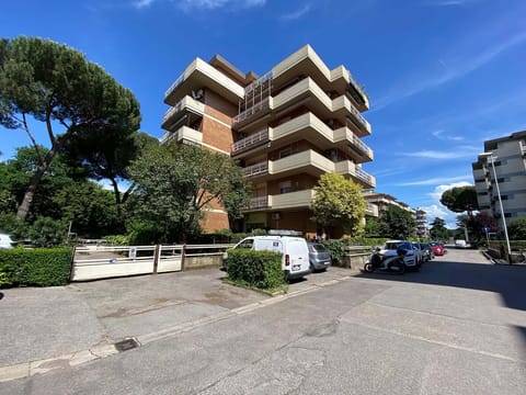 Building, Apartment, Residential Area, Facade, City, Neighbourhood, Condominium, Urban Design, Human Settlement, Balcony