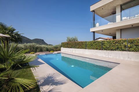 90d5bd59-1bba-4b10-a984-8d22bb8ee142