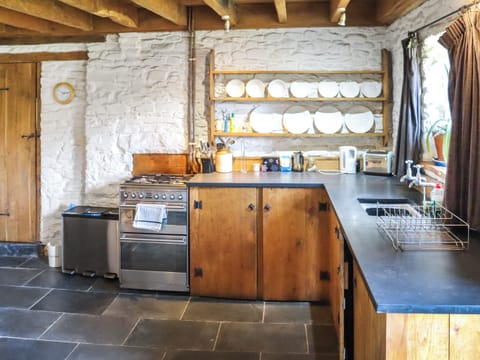 Kitchen | Thatched Cottage - Llwyndryssi Retreats, Llandeilo