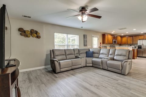 Living Room | Smart TV | Free WiFi | Workstation