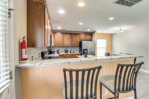 Kitchen | Dishwasher | Microwave | 1st Floor