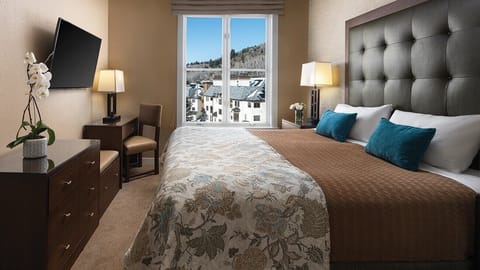 Main bedroom with ensuite bath