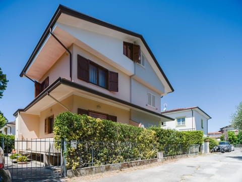 Grass, Building, House, Roof, Home, Residential Area, Cottage, Land Lot, Rural Area, Lawn