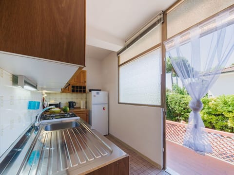 Grass, Building, House, Roof, Home, Residential Area, Cottage, Land Lot, Rural Area, Lawn