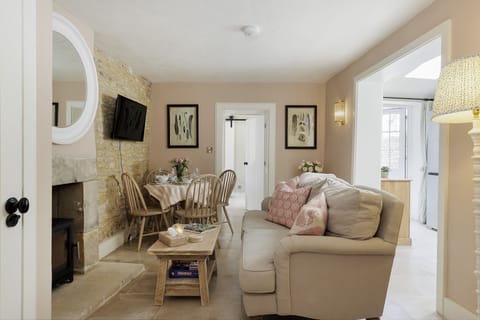 Flat 1 Martins House Sitting Room - StayCotswold