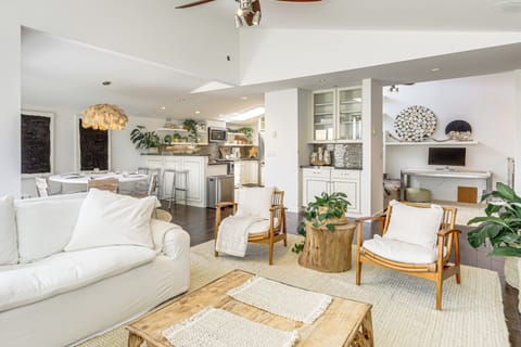 Living Room | 2nd Floor | Smart TV | Free WiFi | Portable Heating & A/C Unit