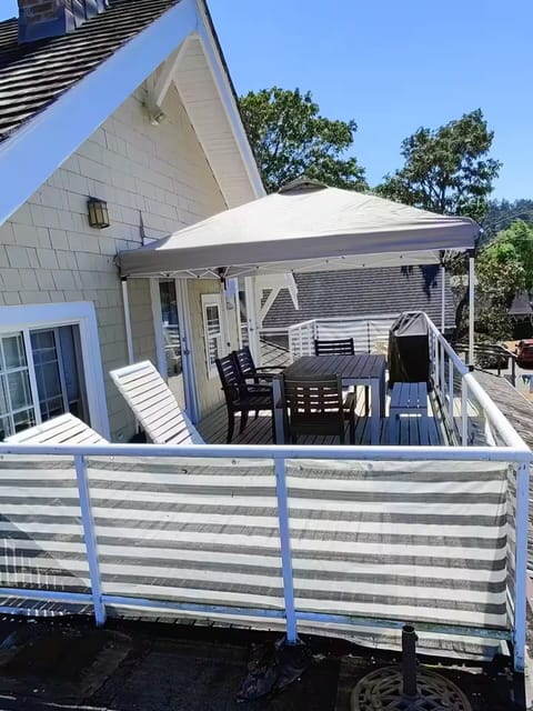250 sq ft outside dining sunset deck for 6 and loungers and BBQ
