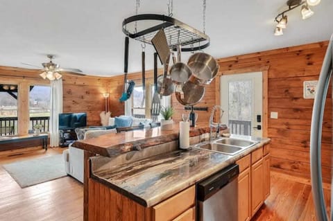 With an open floor plan designed for comfort and flow, you’ll enjoy breathtaking mountain vistas from the living room, dining area, and kitchen.