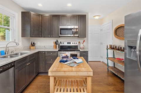 Full suite of appliances in the kitchen. (Little Sycamore)