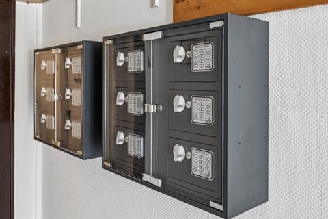 Wandtresore mit mehreren digitalen Schlüsselfächern für kontaktlose Schlüsselübergabe und sichere Aufbewahrung in der Ferienunterkunft.