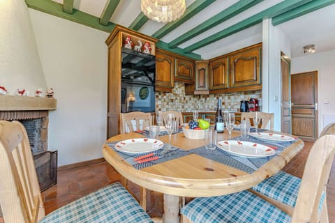 Enjoy family dinners or raclette nights in this authentic Savoyard space. A true chalet apartment experience in Val Thorens – warm, inviting, and full of character.
