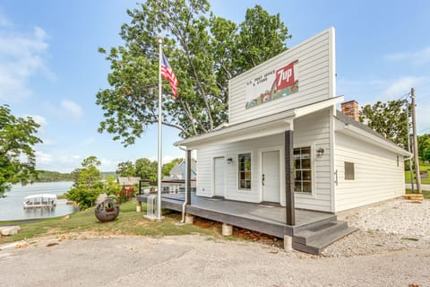 Rogers Vacation Rental | Studio | 1BA | 756 Sq Ft | 2 Steps to Enter