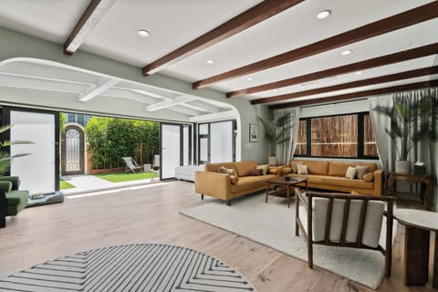 Living Room | Union Jack Rug & Leather Sofa