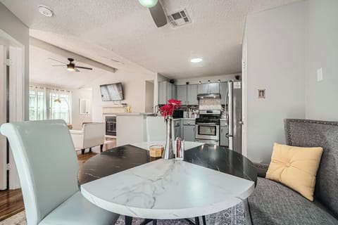 5. Intimate dining area, perfect for romantic dinners or quiet mornings with coffee.