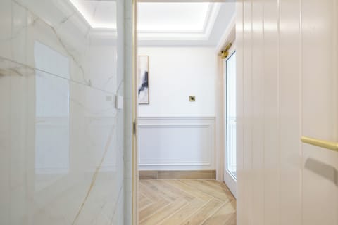 dc239fb8-f6a9-4d4e-a49a-7e33b8a937f1