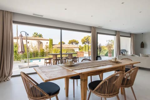 villa; swimming pool; terrace; bay window;