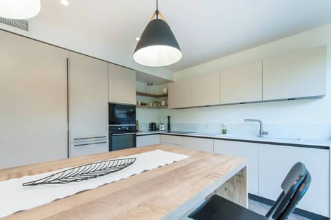 villa; oven; fridge; cupboard;