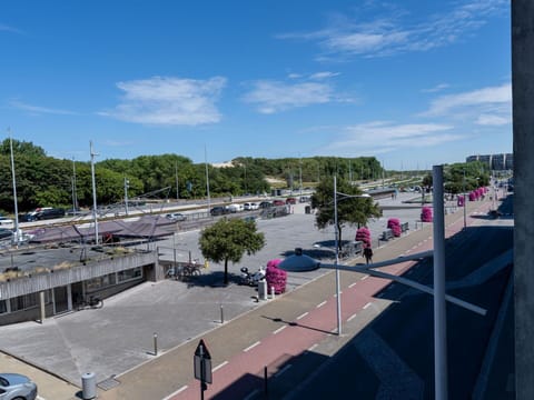 Public Space, Urban Design, Street Light, Thoroughfare, Parking Lot, Family Car, Pole, Highway, Parking