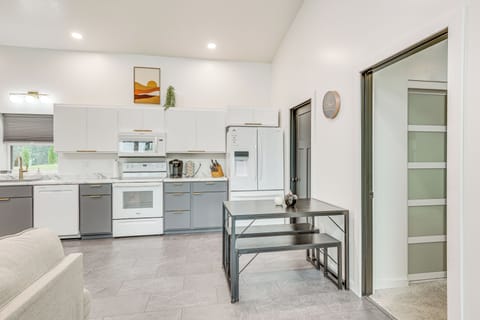 Kitchen | Dining Table | Single-Serve Coffee Maker